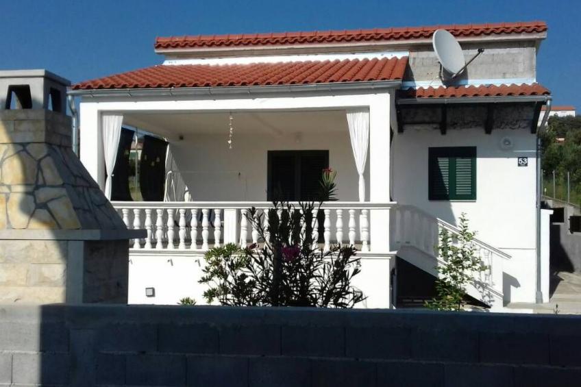 mit überdachter Terrasse und Meerblick