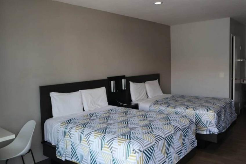 2 Queen Beds  Smoking Micfridge - foto 5
