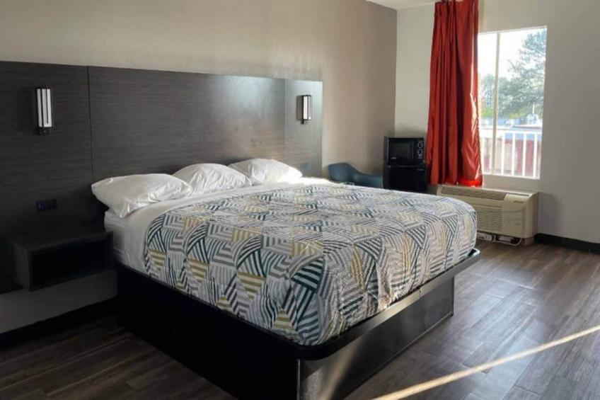 1 King Bed  Smoking Micfridge - foto 6