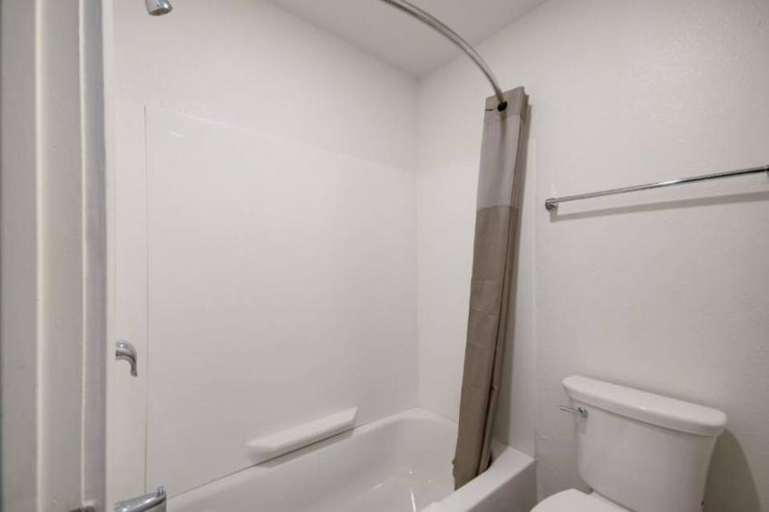 1 King Bed  Non-Smoking Micfridge - foto 17