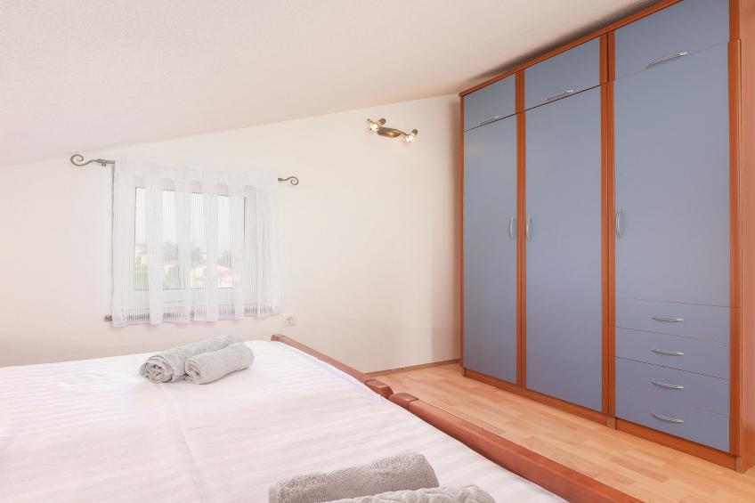 Peaceful Nature Retreat Near Krk Town with BBQ and Parking - Comfort Two Bedroom Apartment - foto 6