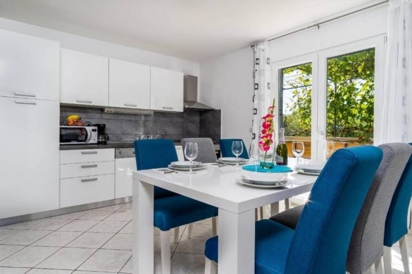 Tranquil Oasis Holiday Home Primorski Dolac with Pool - Three Bedroom Holiday Home with Pool - foto 3