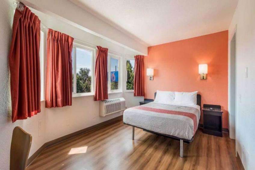 1 Queen Bed  Micfridge - foto 34