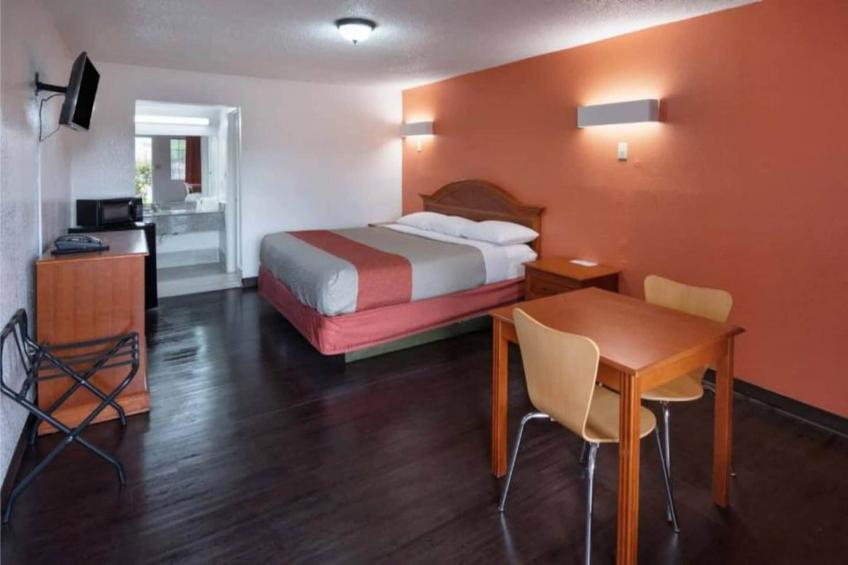 1 King Bed  Non-Smoking Micfridge - foto 7