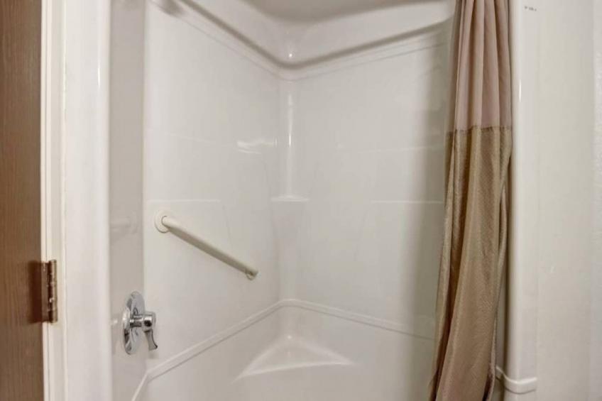 1 QUEEN BED  MOBILITY ACCESSIBLE TUB NSMK - foto 8