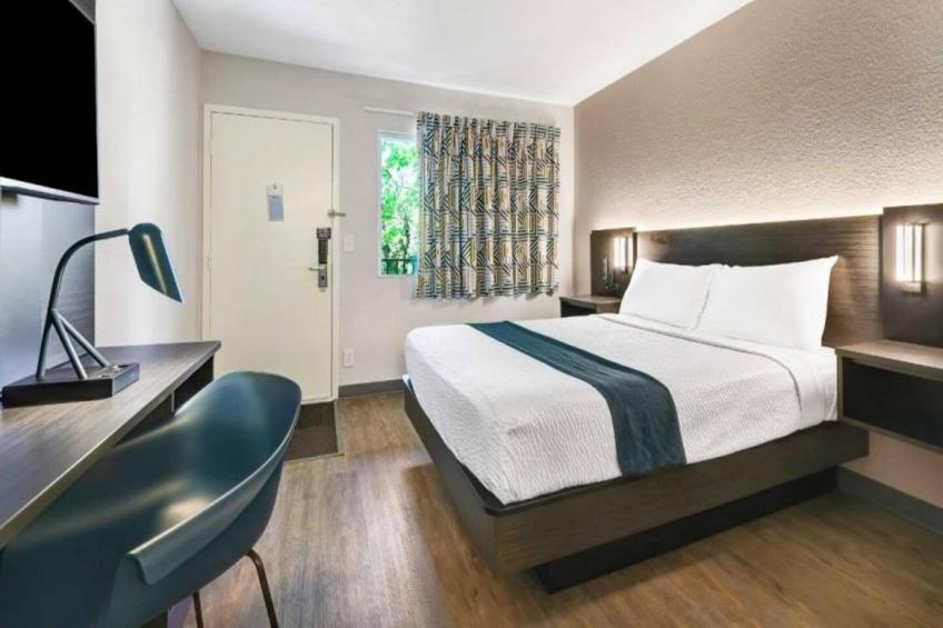 1 Queen Bed  Premium Micfridge - foto 13
