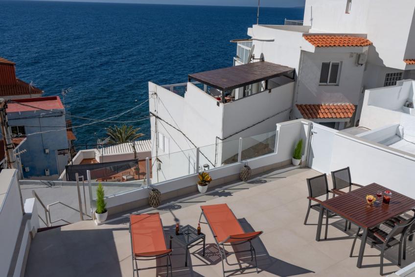 Spektakuläre Höhle mit zwei großen Terrassen am Meer - foto 27