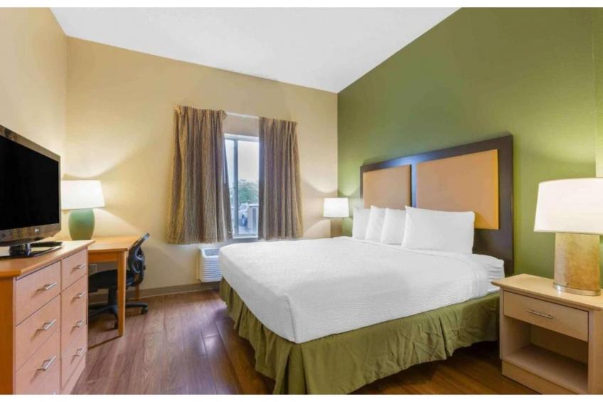1 King Bed  Non-Smoking Kitchen - foto 12