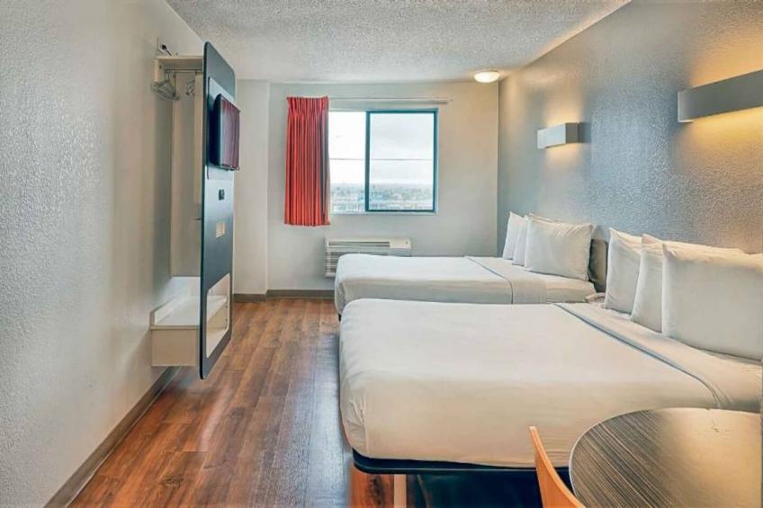 2 Queen Beds  Hearing Accessible Mini Fridge - foto 9
