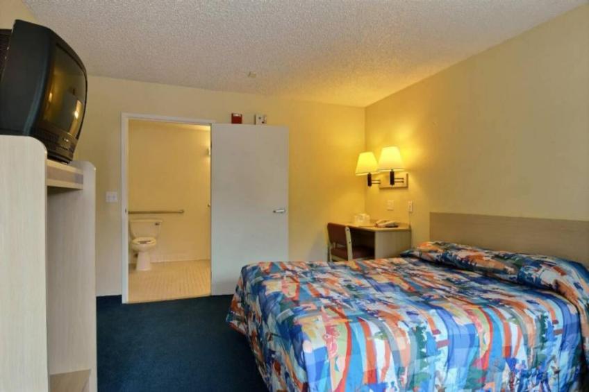 1 Queen Bed  Micfridge Non-Smoking - foto 9