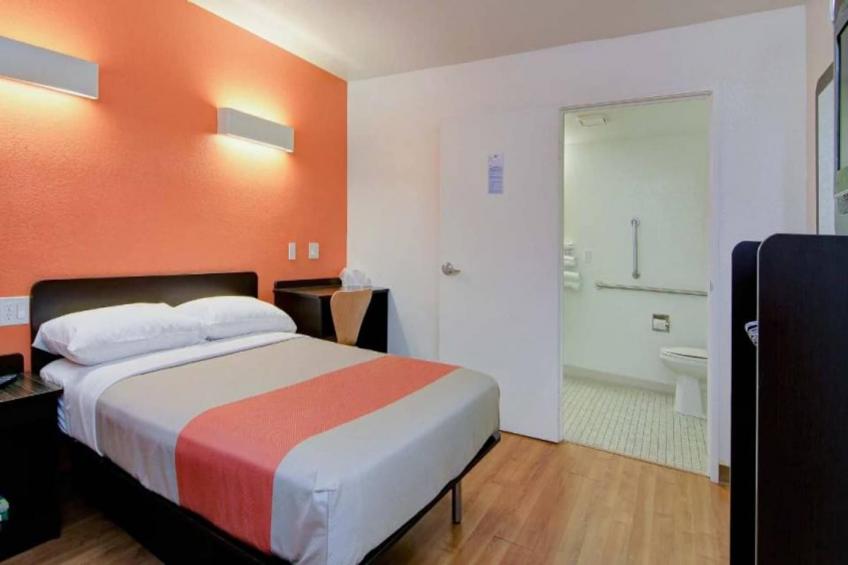 1 Full Bed  ADA/Tub/Micfridge - foto 2