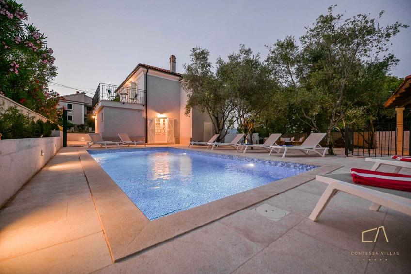 Vakantiehuis Gezinsvriendelijke Villa Maria met buitenzwembad en barbecue op Krk - BF-9P76G