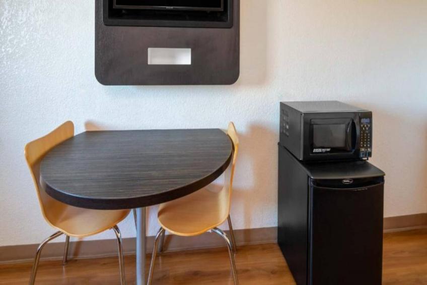 1 Queen Bed  Mini Fridge - foto 16