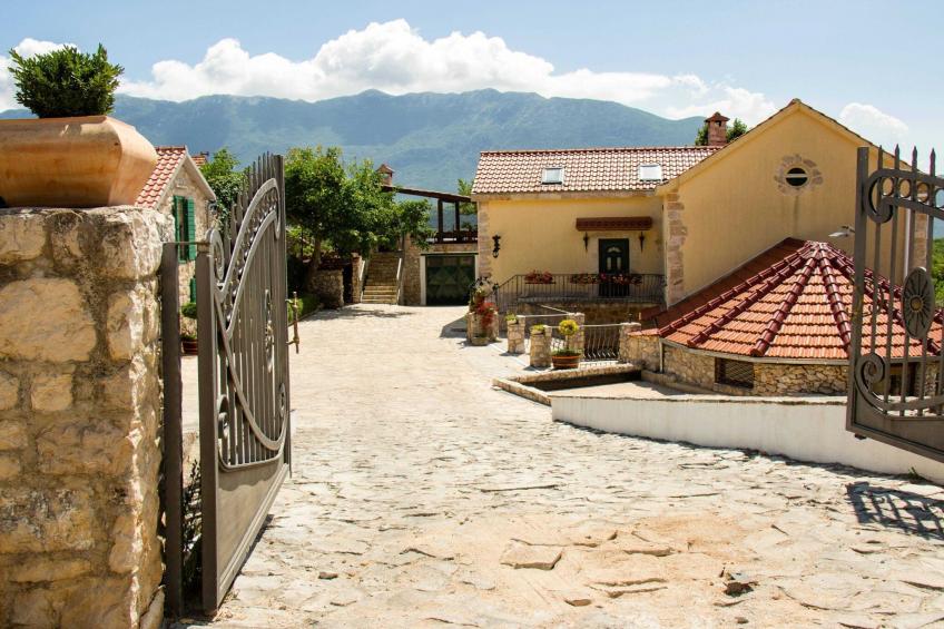 Authentic Dalmatian Hillside Escape with Pool, Sauna & BBQ - Seven Bedroom Holiday Home - foto 22