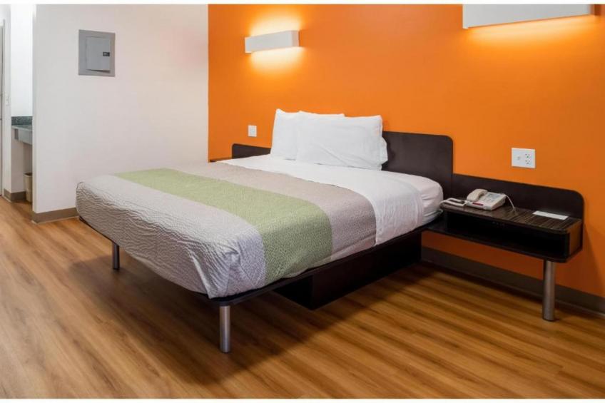 1 King Bed  Non-Smoking Micfridge - foto 6