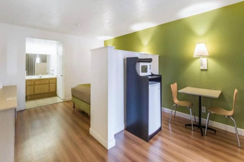 1 Queen Bed  Non-Smoking Kitchen - foto 13