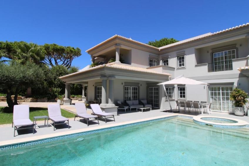 in Almancil mit Garten, Grill und Terrasse