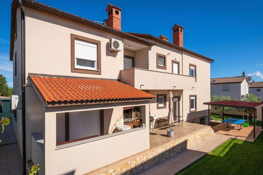 Schöne Villa in ruhiger Stadt mit Pool und BBQ - foto 37
