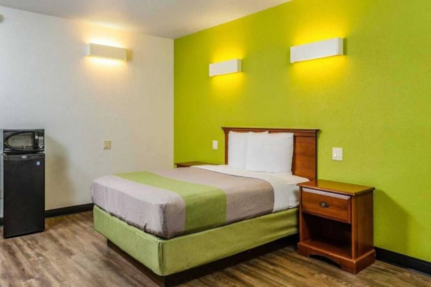 1 King Bed  Non-Smoking - foto 3