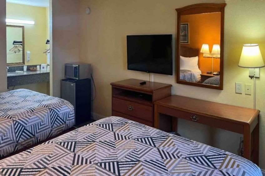 2 Queen Beds  Smoking Micfridge - foto 4