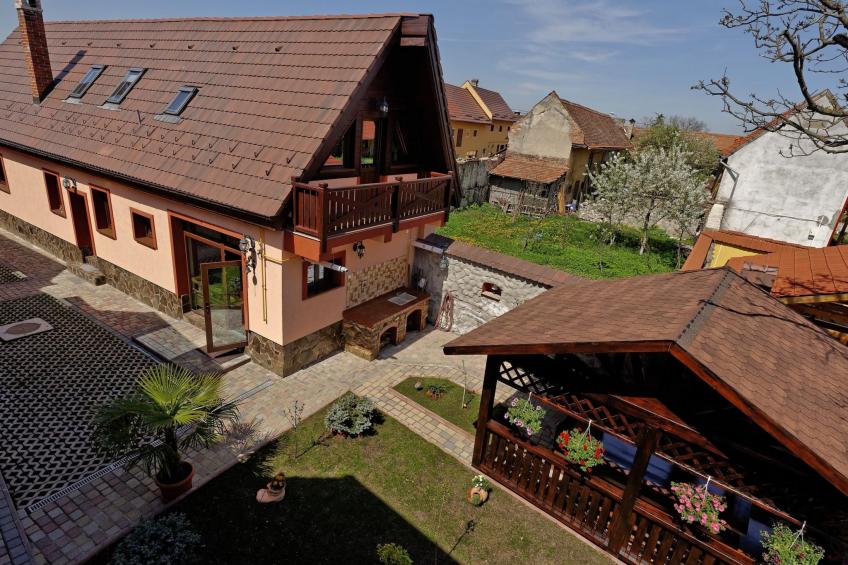 Kürzlich in eine Ferienvilla konvertiertes (2010), umfriedetes Haus aus der Sac