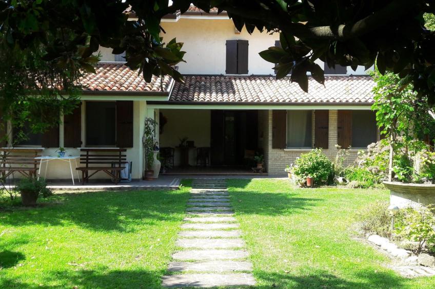 auf einem ummauerten Grundstück