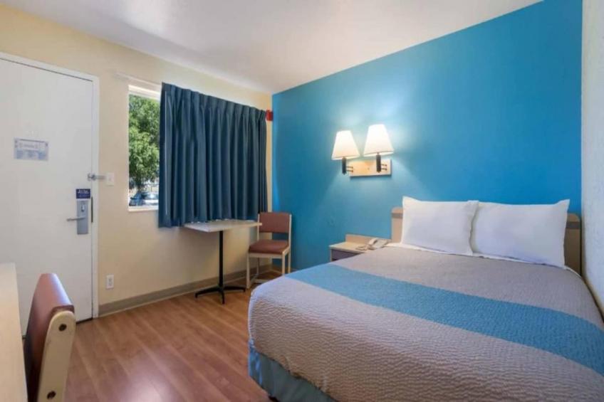 1 Queen Bed  Non-Smoking Micfridge - foto 6