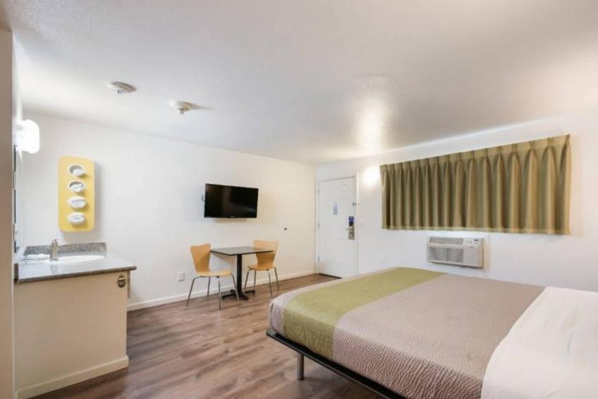 1 King Bed  Smoking Micfridge - foto 12