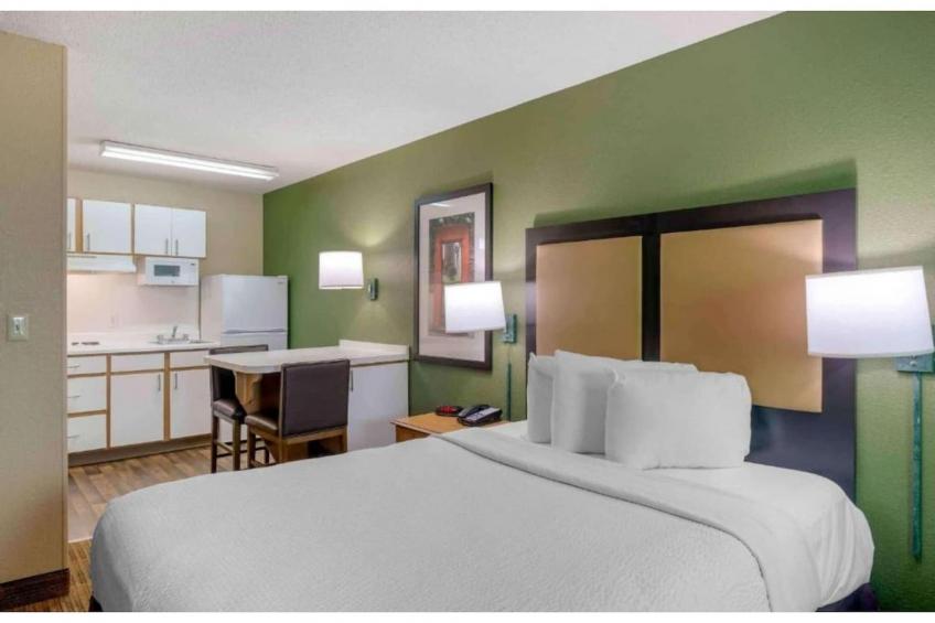 1 Queen Bed  ADA\/RI Shower\/Non-Smoking\/Kitchen - foto 28