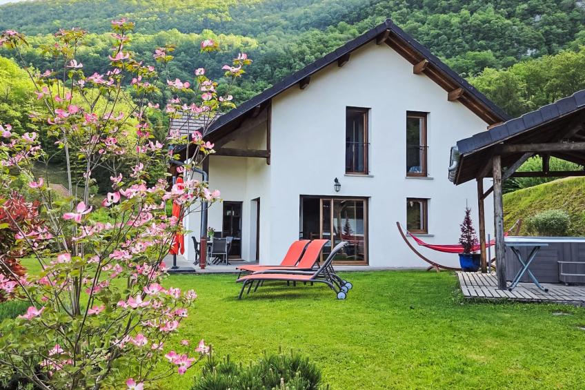 in Aiguebelette-Le-Lac mit Garten, Terrasse und Grill