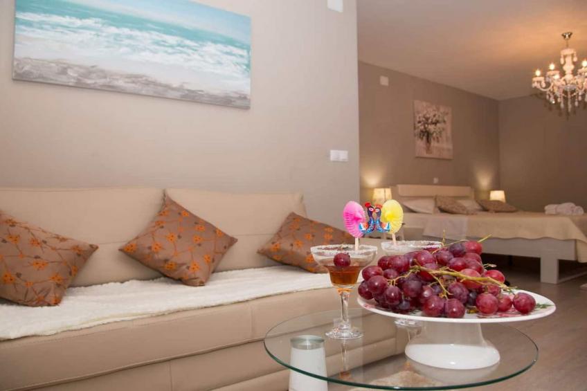 Peaceful Escape with Mountain Views, Heated Pool and Modern Amenities in Radošić - Four Bedroom Villa - foto 3