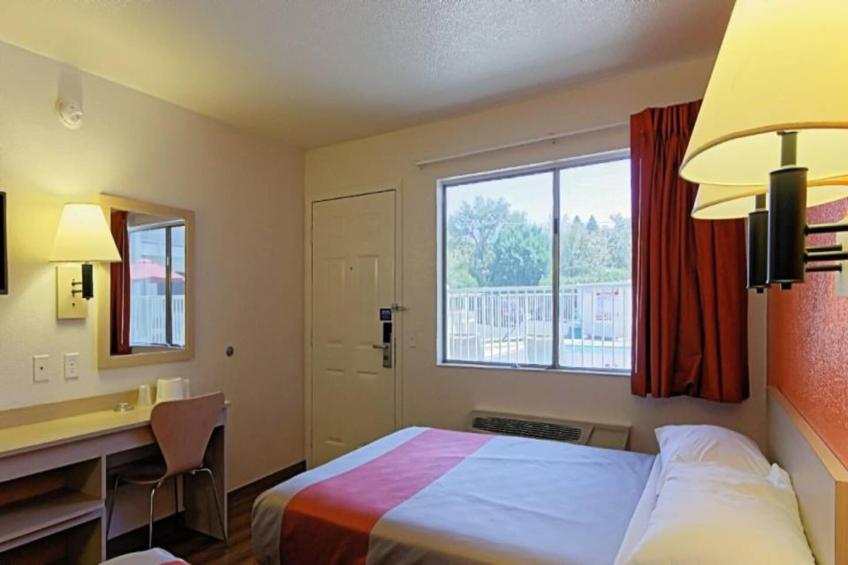 1 Queen Bed  Micfridge - foto 10