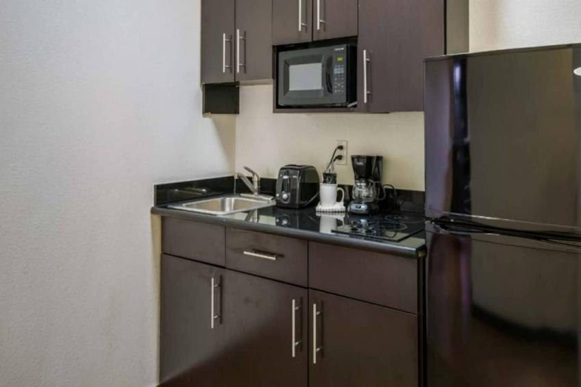 1 King Bed  Non-Smoking Kitchen - foto 12