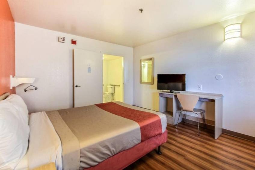 1 Queen Bed  ADA/RI Shower - foto 34