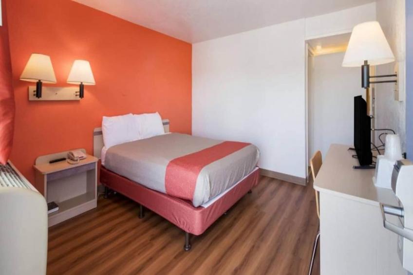 1 Queen Bed  Mob Acc RI Shwr Nsmk Micfridg - foto 24