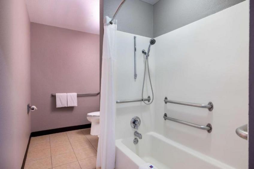1 Queen Bed  Mob Acc Tub Nsmk - foto 13