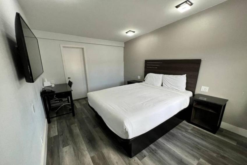1 Queen Bed  Non-Smoking Micfridge - foto 10