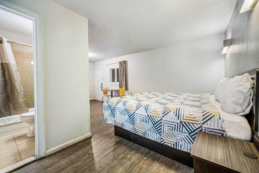 1 Queen Bed  Mini Fridge - foto 23