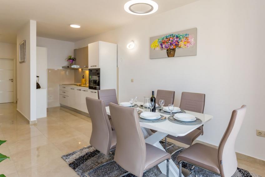 Große Wohnung in Omiš mit Möbliertem Balkon - foto 6