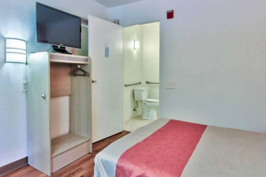 1 Full Bed  ADA/RI Shower/Micfridge - foto 3