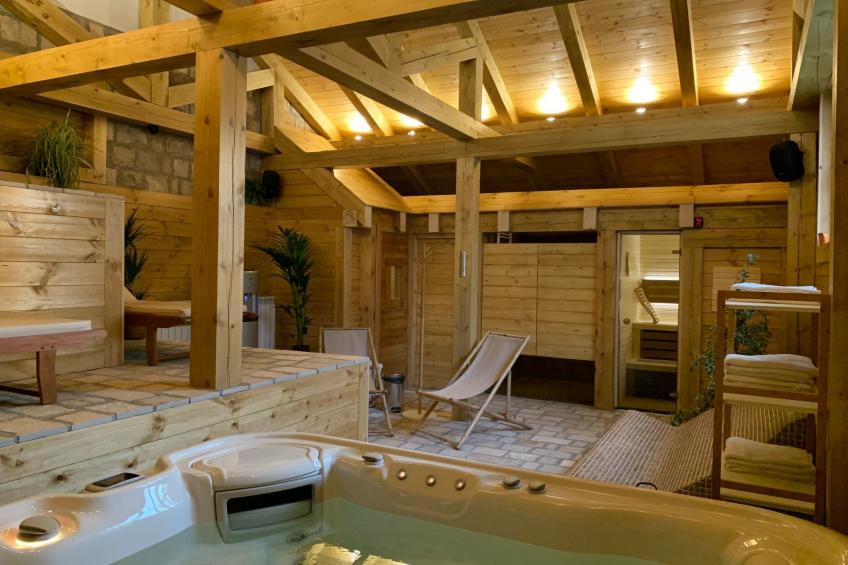 Die Ski-Suite hat ein Schlafzimmer und ein kleines Wohnzimmer ohne Küche. - foto 24