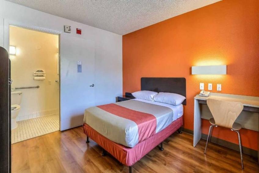 1 Full Bed  ADA/Tub/Mini Fridge - foto 19