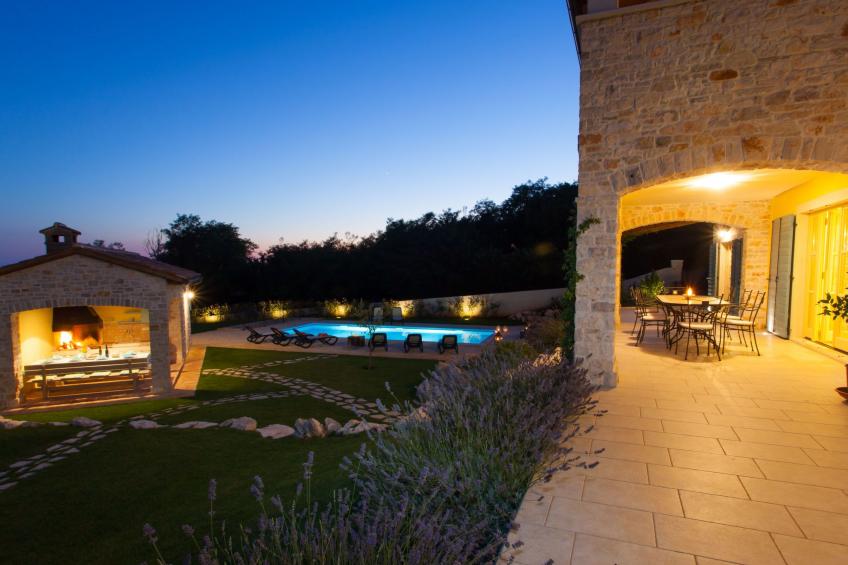 Villa mit Pool, Garten und Sommerküche - foto 54