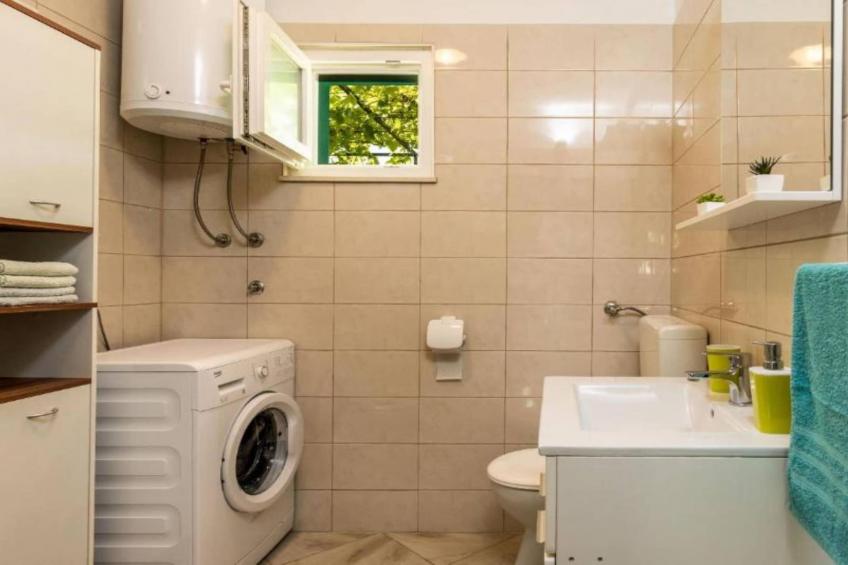 Tranquil Oasis Holiday Home Primorski Dolac with Pool - Three Bedroom Holiday Home with Pool - foto 13