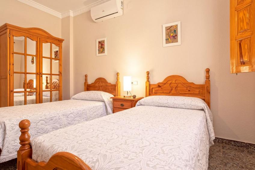 Familienhaus mit großzügigen Außenanlagen - foto 24