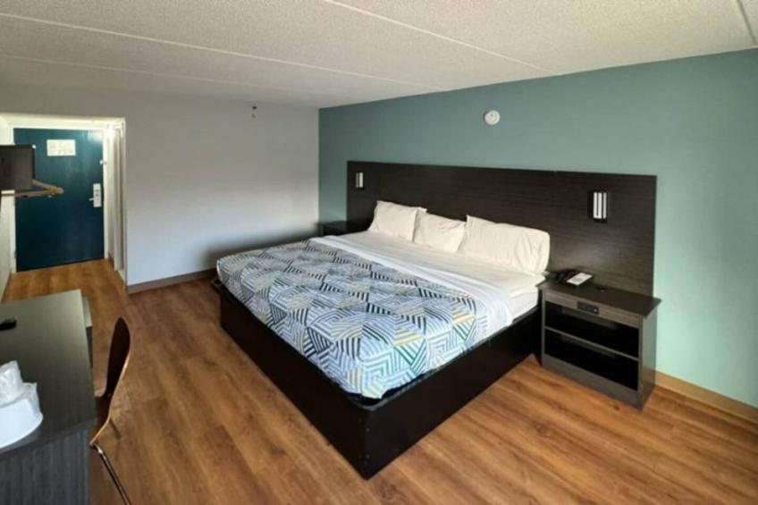 1 King Bed  Smoking Mini Fridge - foto 6