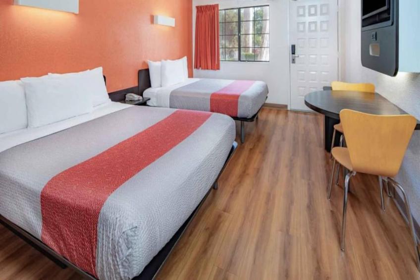 2 Full Beds  ADA/Tub/Mini Fridge - foto 6
