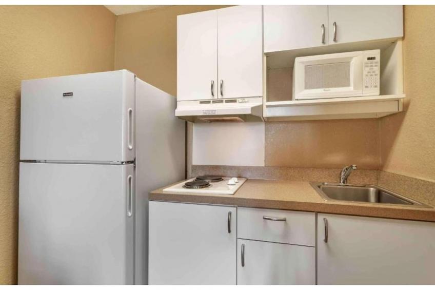 1 King Bed | Non-Smoking, Kitchen, Shower - foto 25