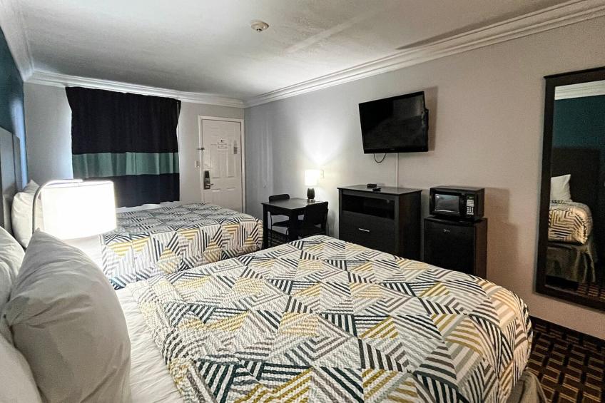 2 Queen Beds | Non-Smoking, Micfridge - foto 10