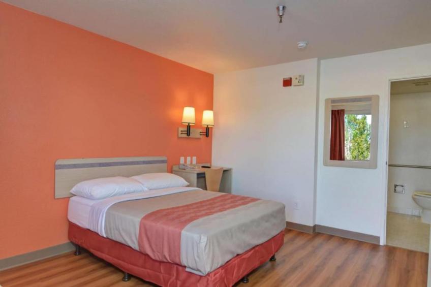 1 Queen Bed  Micfridge - foto 6